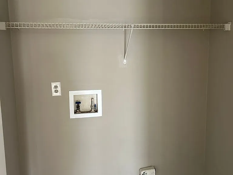 200 E Oak Street — Photo 7