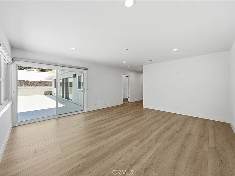 520 W Country Hls — Photo 16