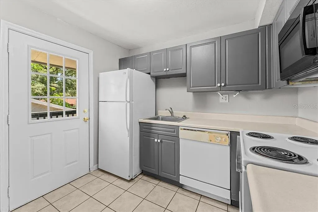 2 bed, 1.0 bath, 899 sqft, $1,350 — Photo 3