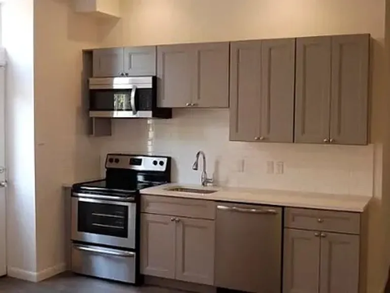 Newly Renovated Temple Student Housing — Photo 9