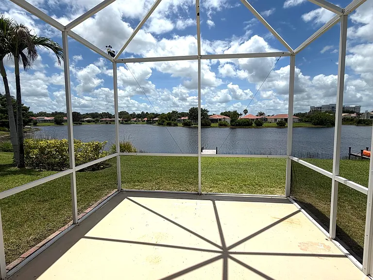 702 SW Aruba — Photo 18