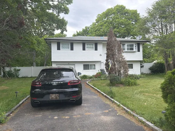 7 Floradora Dr, Mastic, NY 11950