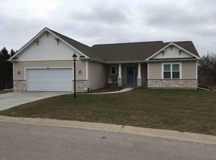 227 Lincolnshire Pl, Wales, WI 53183