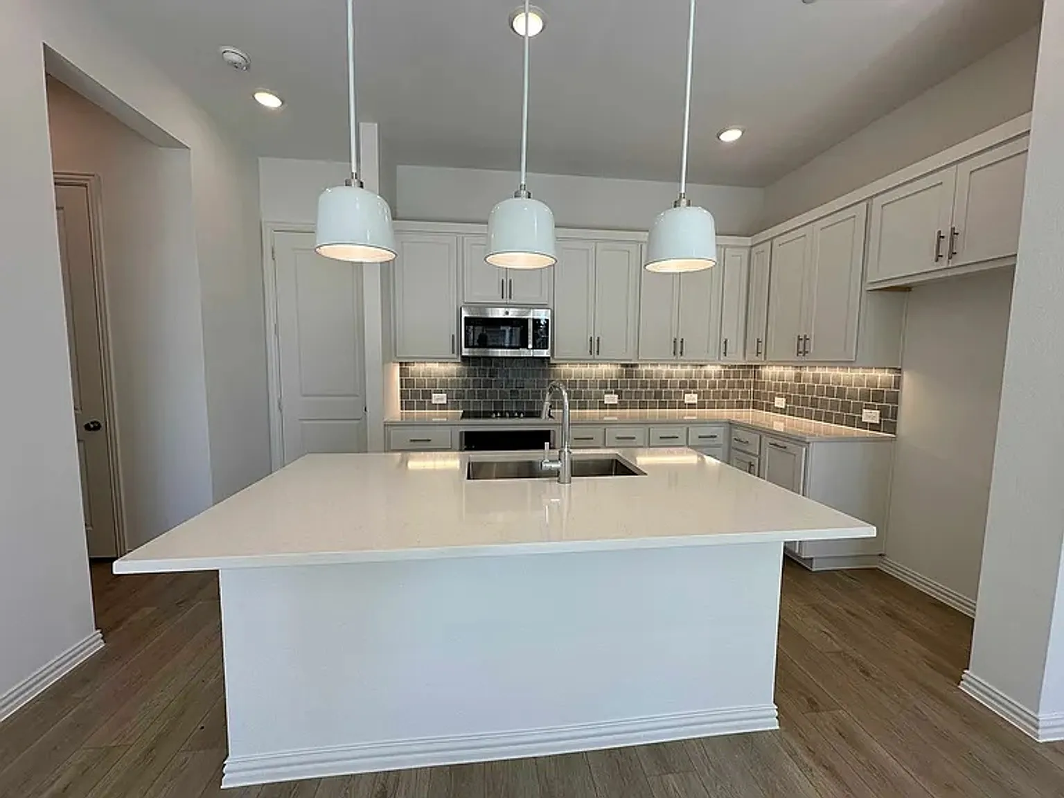 3 bed, 1697 sqft, $2,700 — Photo 2
