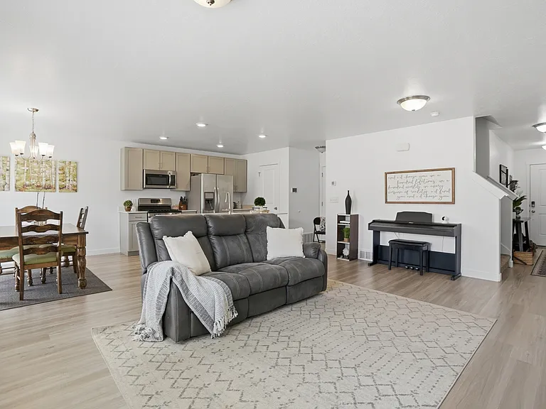 347 N Angus Dr — Photo 6