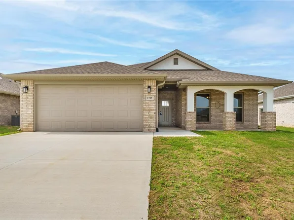 1709 Edwards St, Pea Ridge, AR 72751