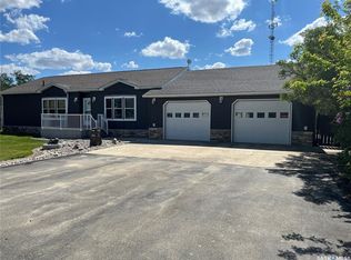 24 Hall St, Halbrite, SK S0C1H0