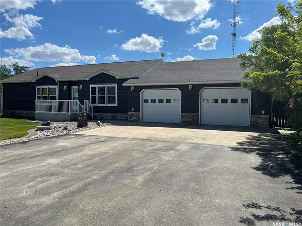 24 Hall STREET, Halbrite, SK S0C 1H0