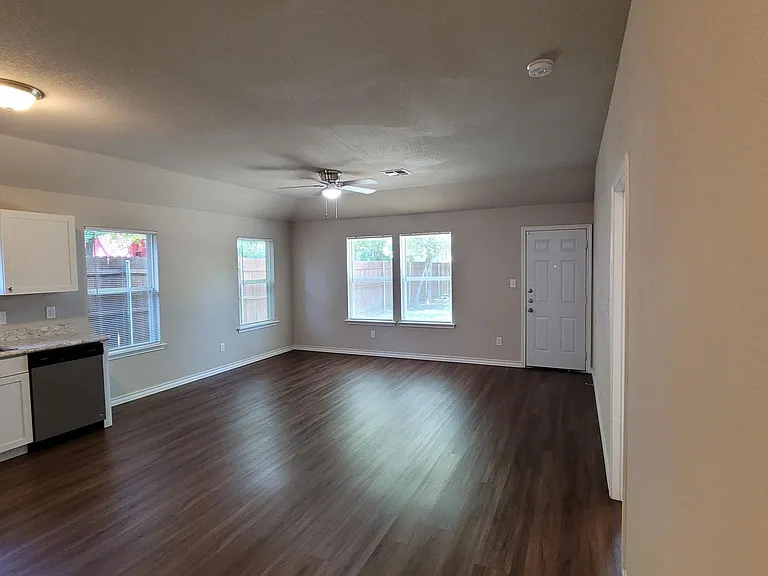 3417 Avenue G — Photo 4