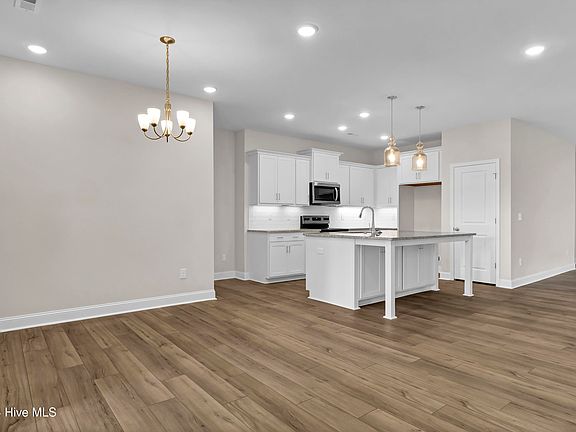5th image of 852 Red Sky Drive NE