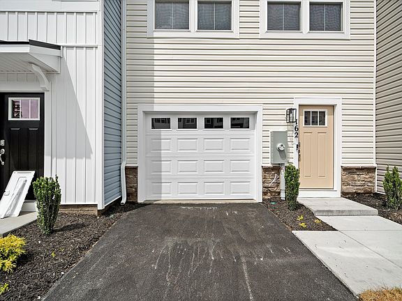 4th image of 162 Munsee Cir