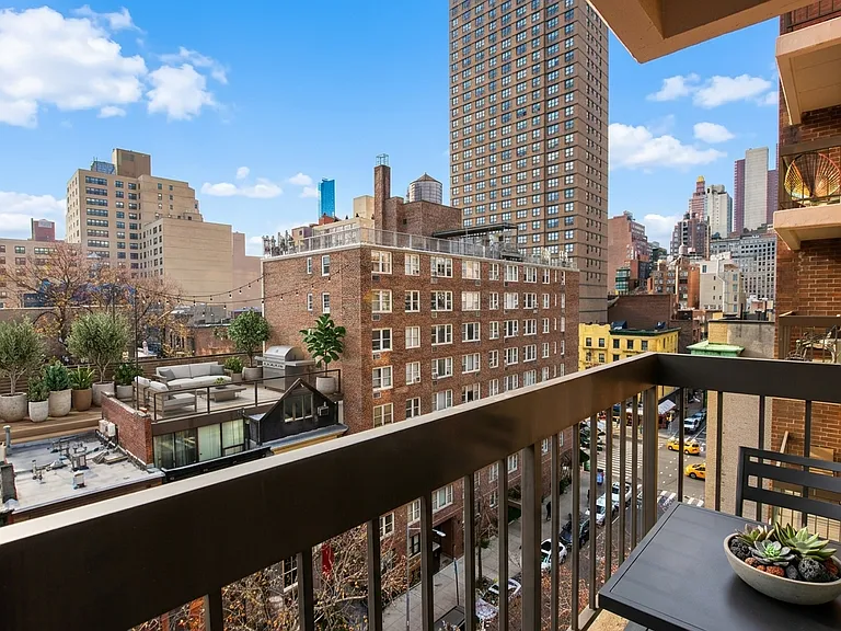 207 E 30th St #4B — Photo 2