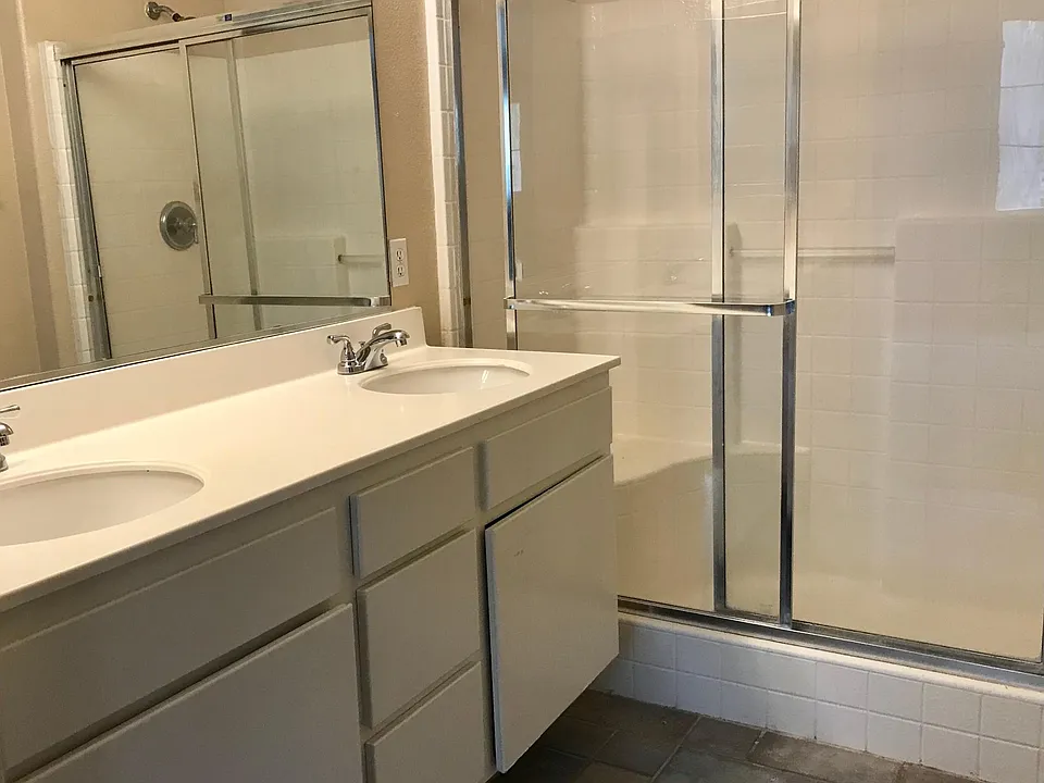 Primary Bedroom's bathroom