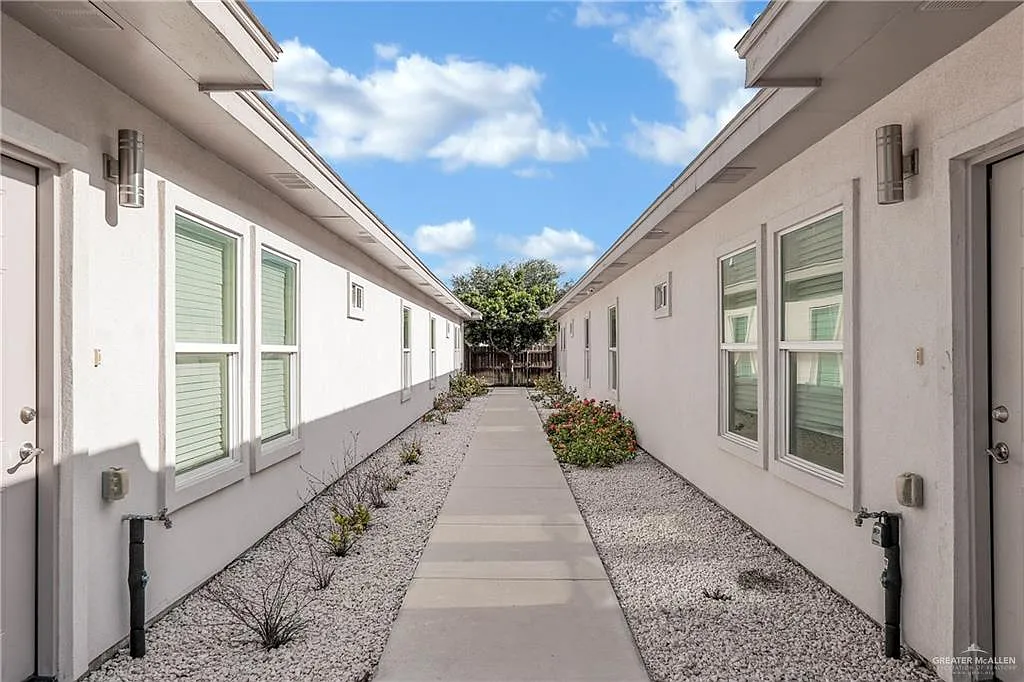 2 bed, 2.0 bath, 1074 sqft, $1,150 — Photo 2