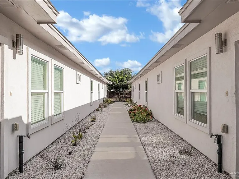 1012 E La Cantera Ave #4 — Photo 2