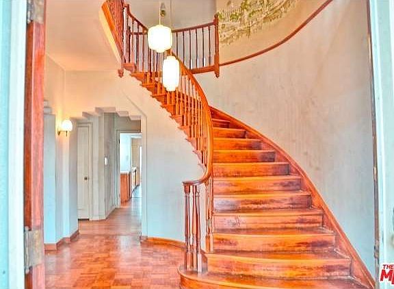 3rd image of 3443 W 82nd St