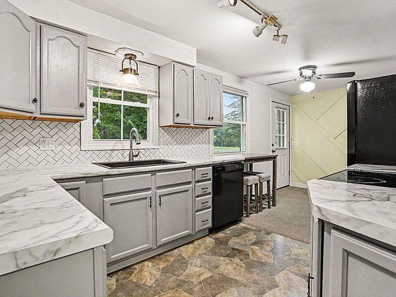 4th image of 8015 Shaw Lake Rd