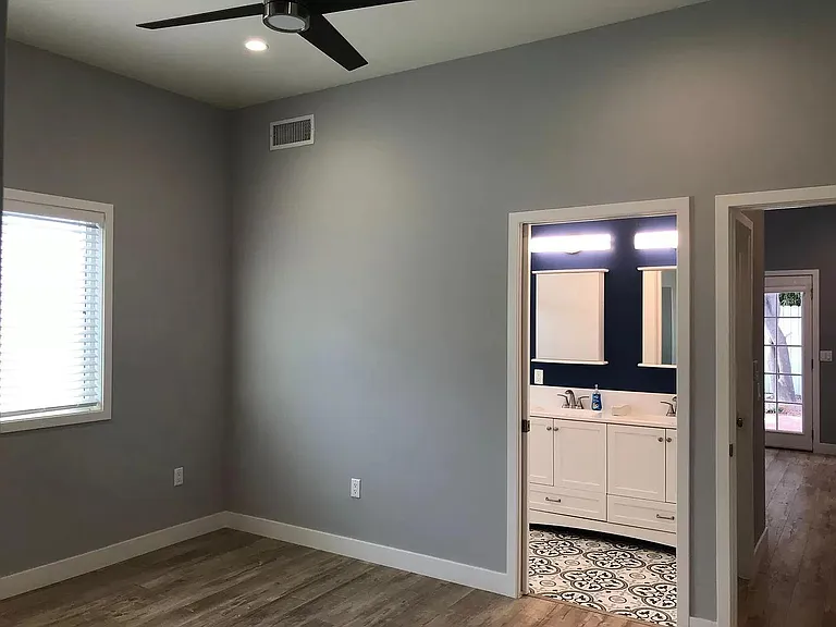 6927 Cozycroft Ave — Photo 11