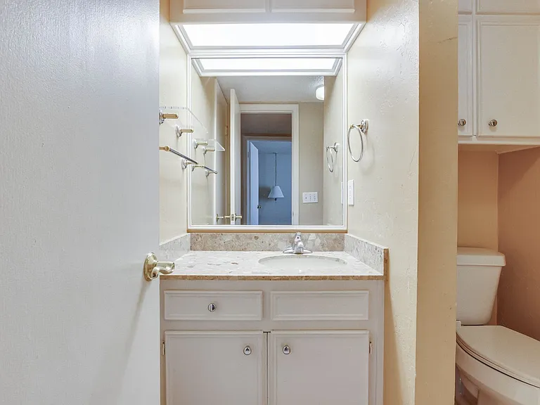 6060 Nw Expy #C — Photo 20