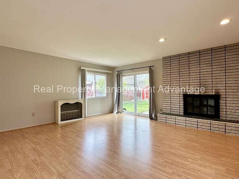 1304 S Wilson Ave — Photo 8