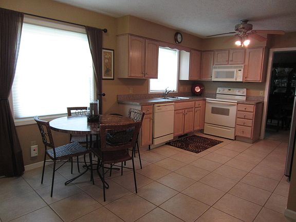 3rd image of 572 Squirrel Hill Dr