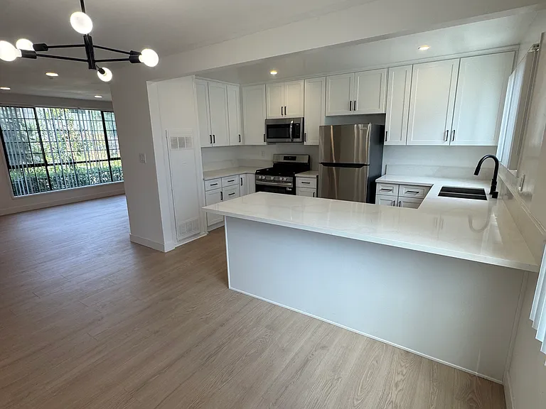 Crescent Heights — Photo 11