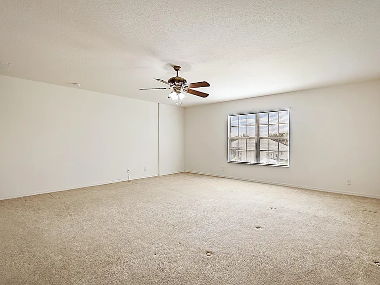 617 SE Karrigan Ter — Photo 29