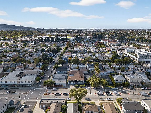 3rd image of 1751 Cabrillo Ave APT C