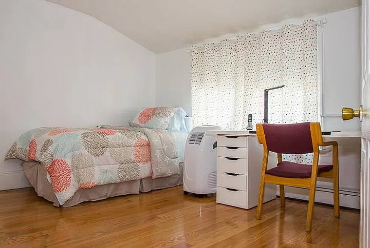 19 Oak St — Photo 3