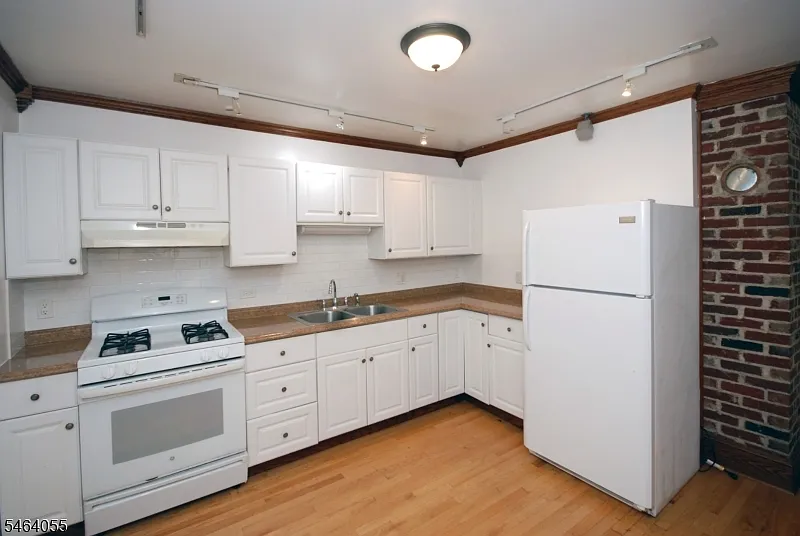 3 bed, 1.0 bath, $2,600 — Photo 2