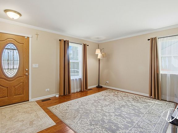 4th image of 319 E Camden Ln