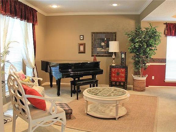 3rd image of 7417 Malden Ct