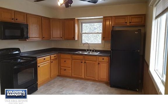 KITCHEN WITH APPLIANCES
