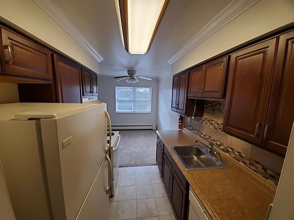 Appliances include DW, Stove and refrigerator