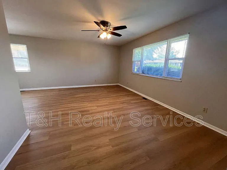 110 Pennsylvania Ct — Photo 6