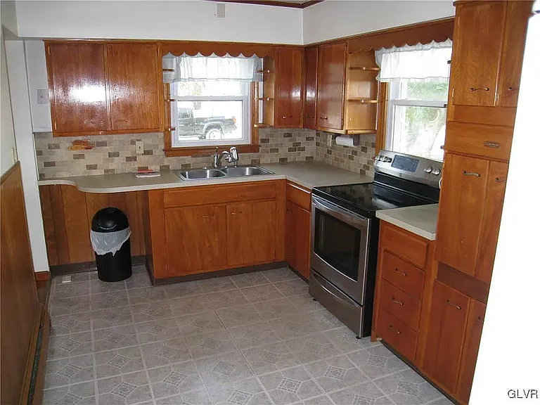 1528 Englewood St — Photo 2
