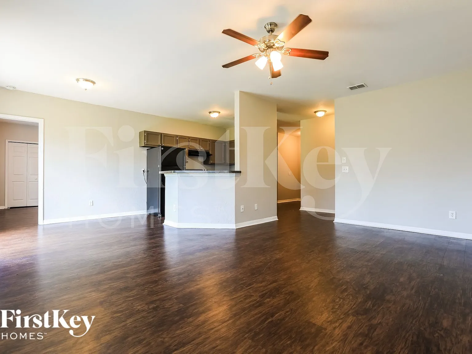 4 bed, 2.0 bath, 1400 sqft, $1,935 — Photo 3
