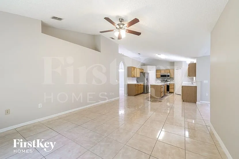 4 bed, 2.0 bath, 2128 sqft, $1,900 — Photo 4