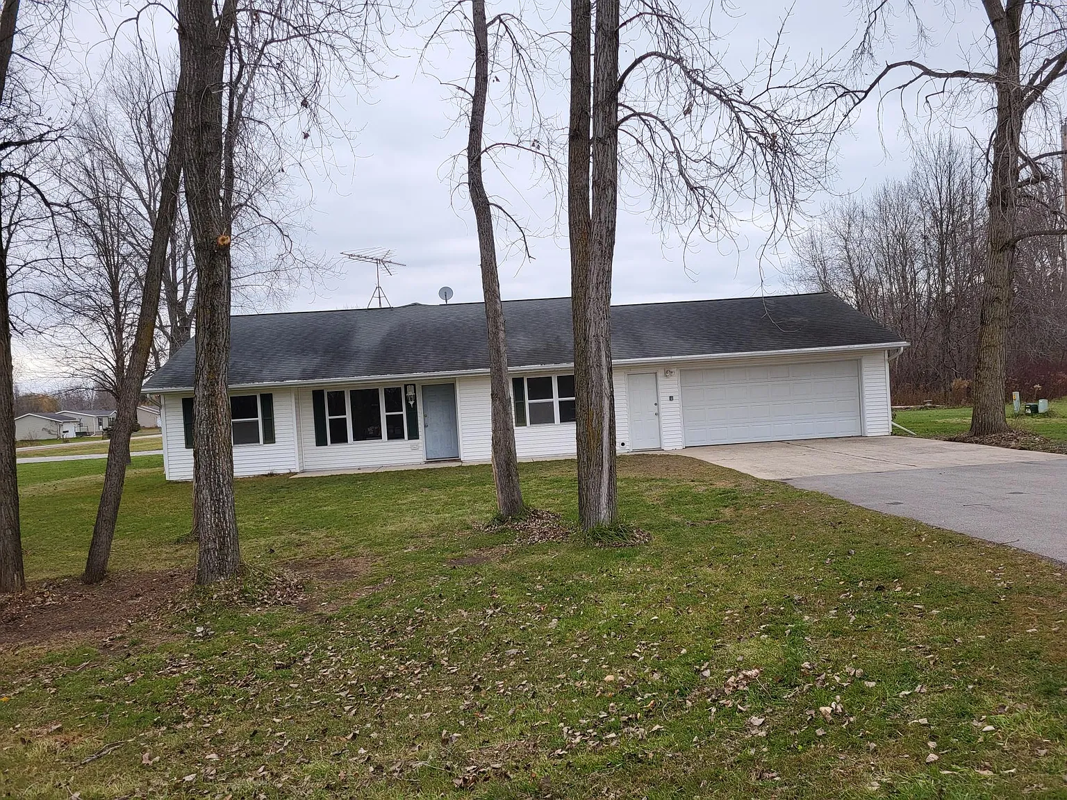 3 bed, 1400 sqft, $1,500 — Photo 1