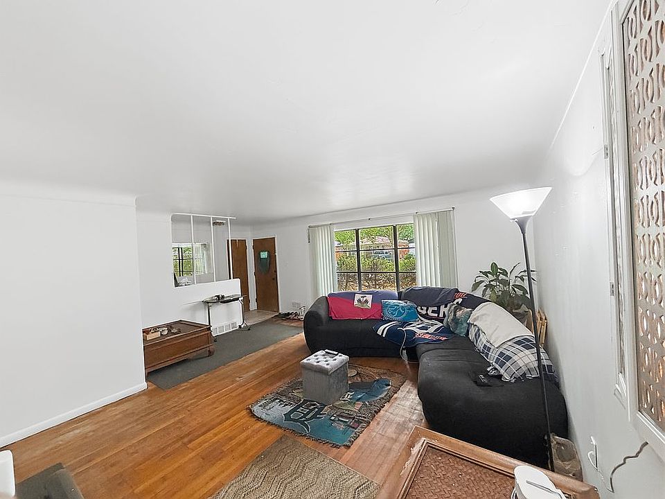 22040 Cloverlawn St, photo 5