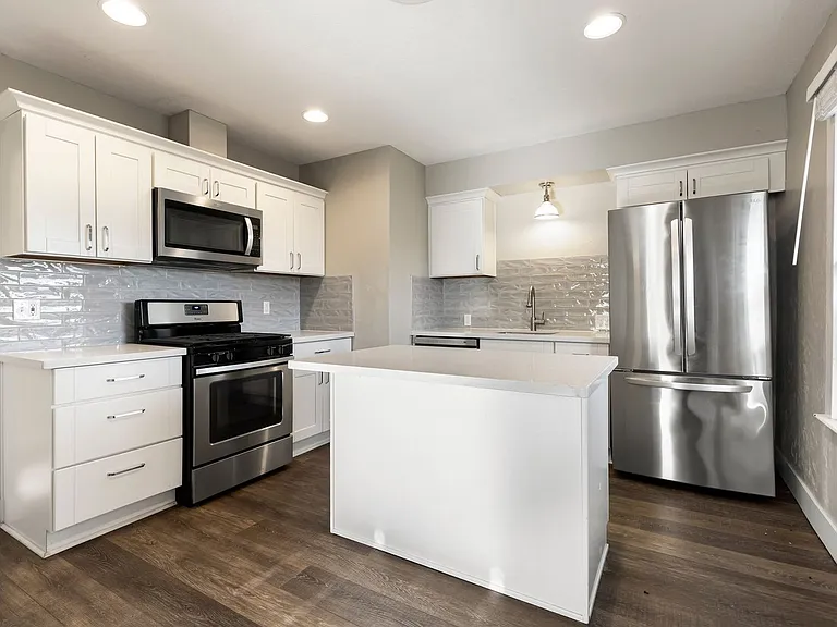 5532 N Haight Ave — Photo 2