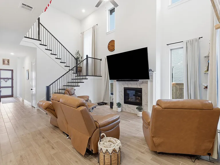 1528 Sandhill Ln — Photo 4
