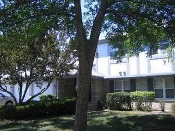 176 Brook Ln, Vernon Hills, IL 60061