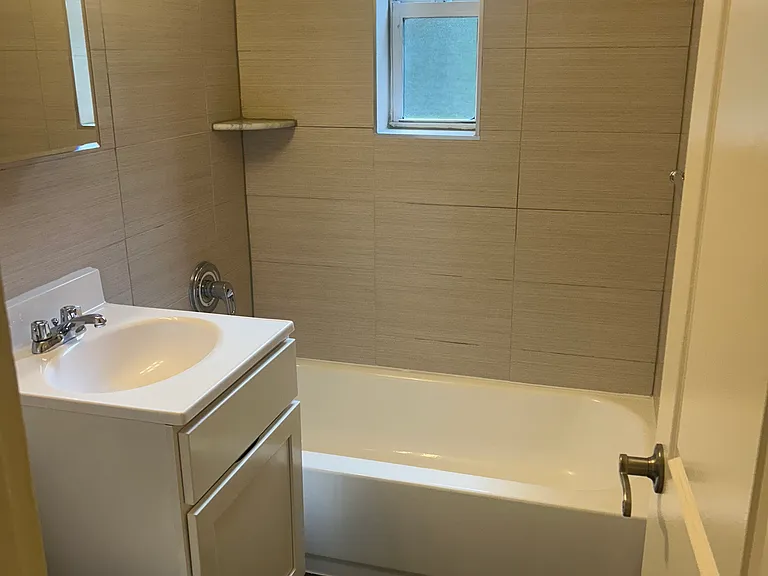 33 Stratford Ave #1A — Photo 8