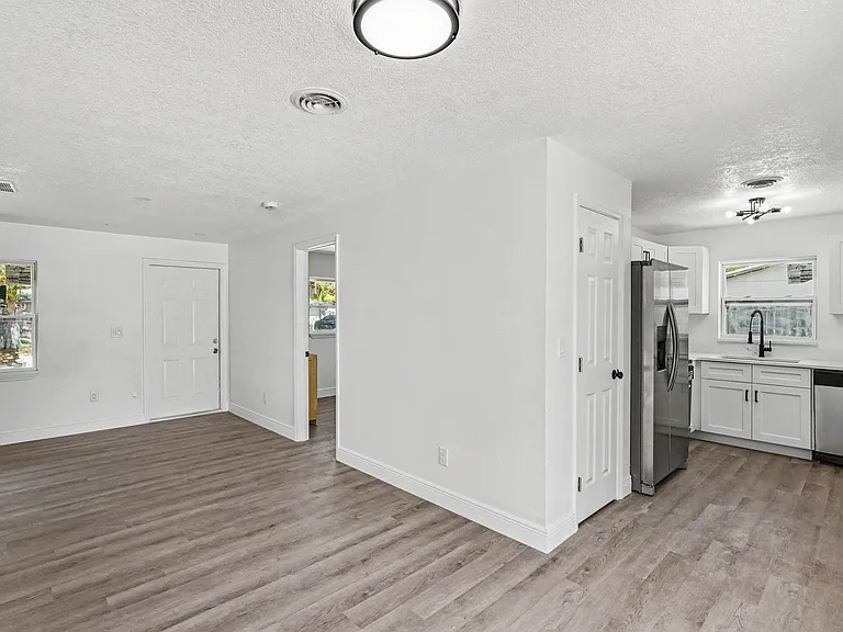 5240 Sutton Ave — Photo 7