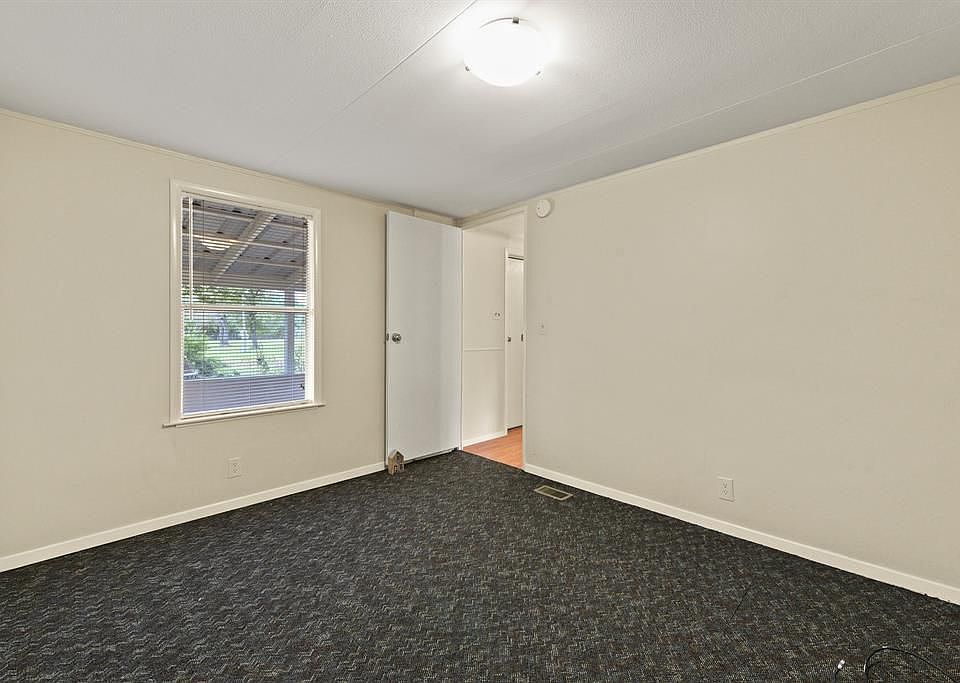 2nd image of 21528 Cedar Ln #B