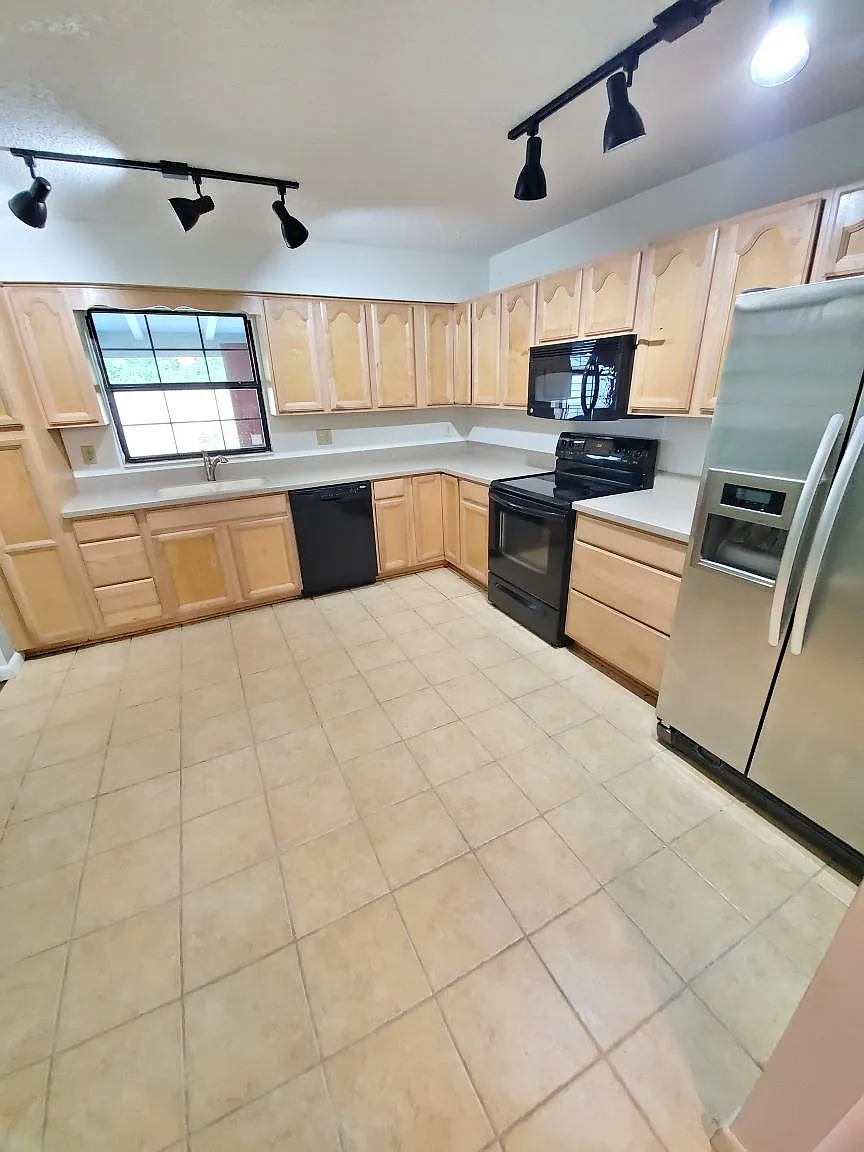 3 bed, 2.5 bath, 1600 sqft, $1,900 — Photo 1