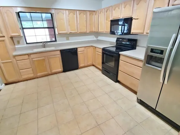 927 Village Dr, Brooksville, FL 34601