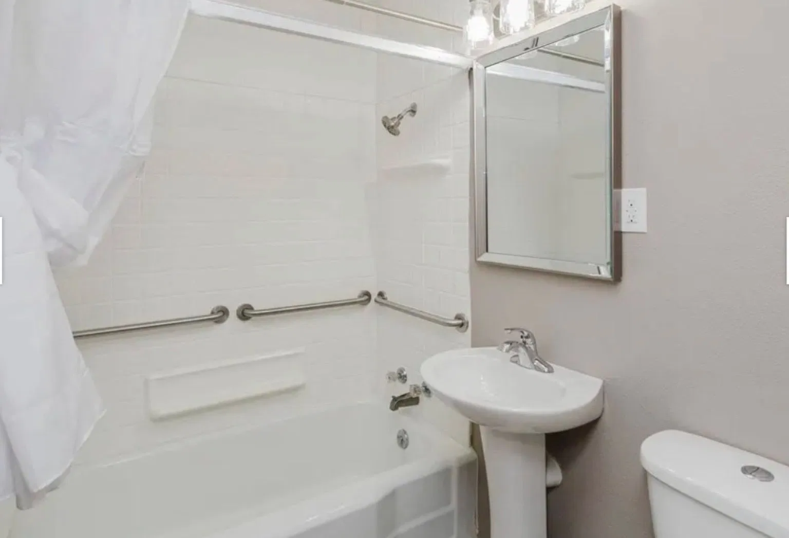 4 bed 1 bath — Photo 4