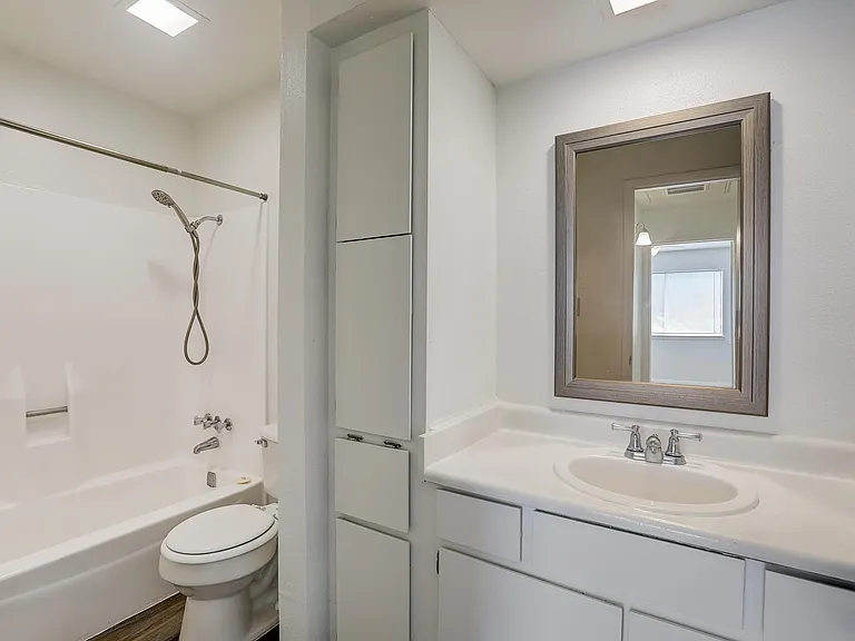 The Oaks Apartments — Photo 28